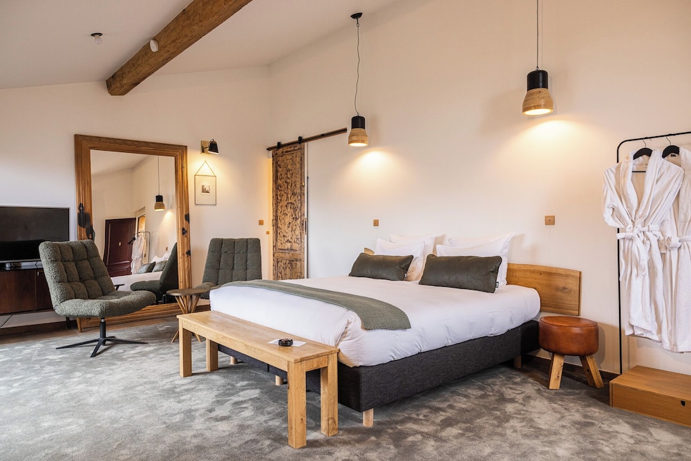 DELUXE, DOUBLE BED, PATIO