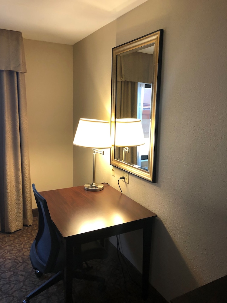 Holiday Inn Express Hotel Suites Concordia Us81 51/59