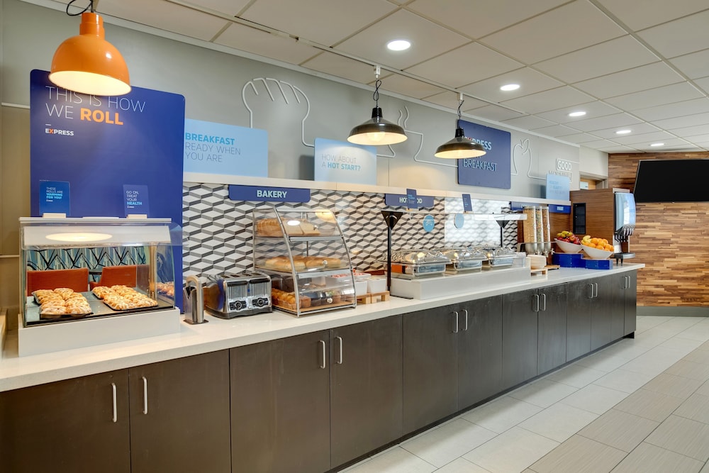 Holiday Inn Express & Suites I-95 Capitol Beltway-Largo 7/57