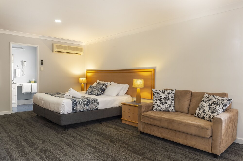 IPSWICH COUNTRY MOTEL 27/49