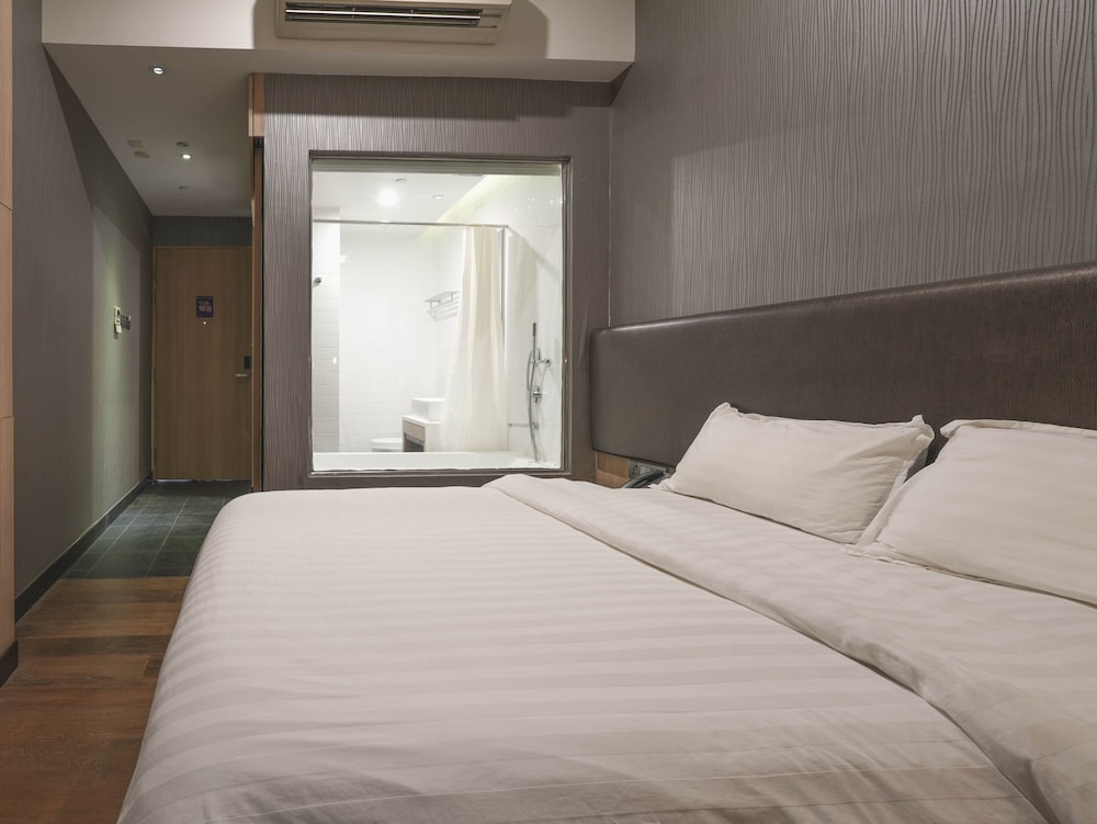 Premier, Queen Bed, Bathtub