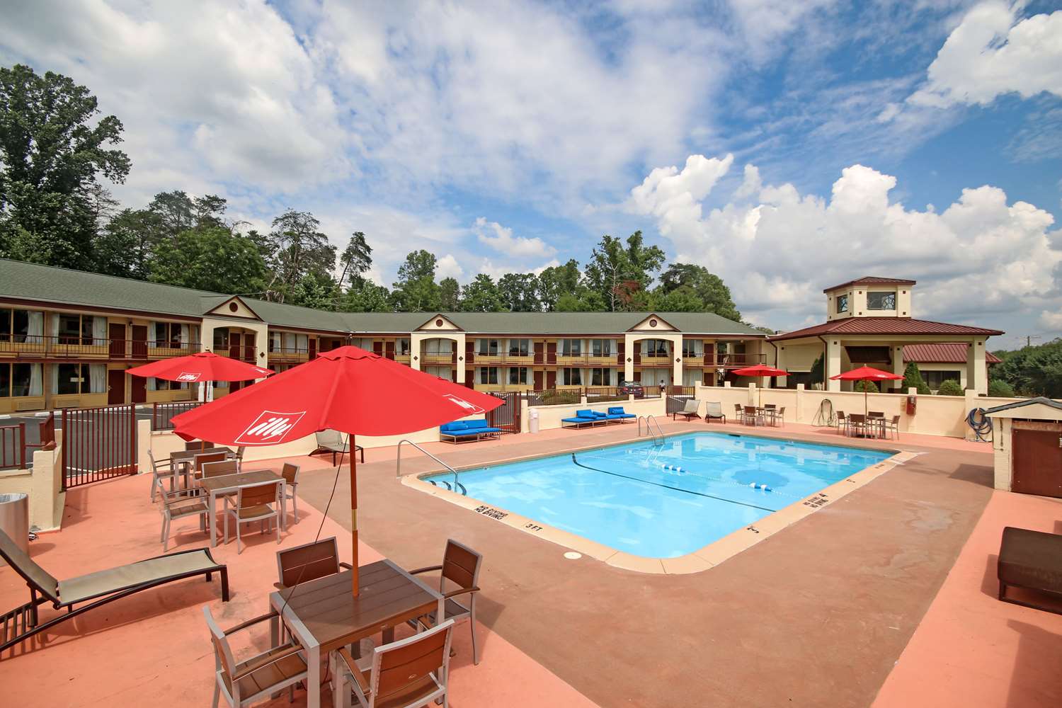 Americas Best Value Inn Pilot Mountain 7/7