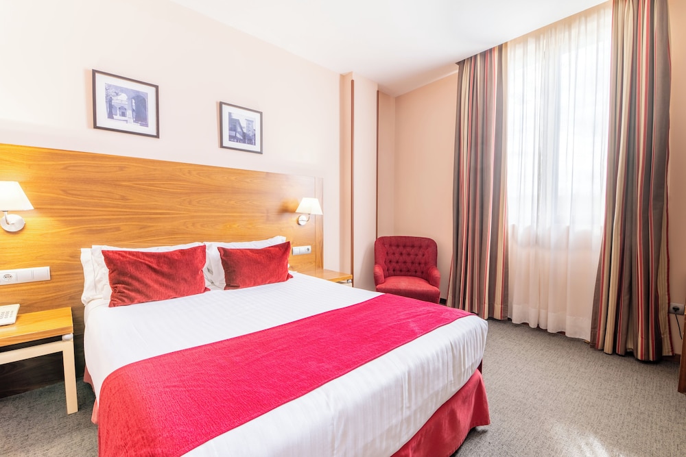 ROOM, DOUBLE OR TWIN BED