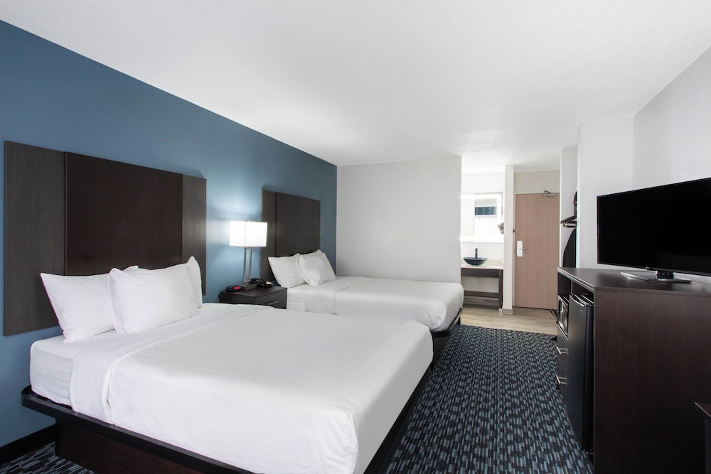 Clarion Pointe Charlotte 32/57