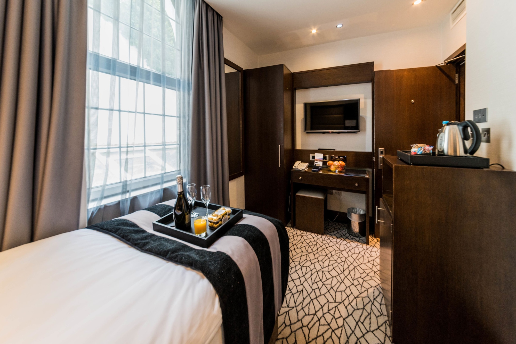ROOM, SINGLE