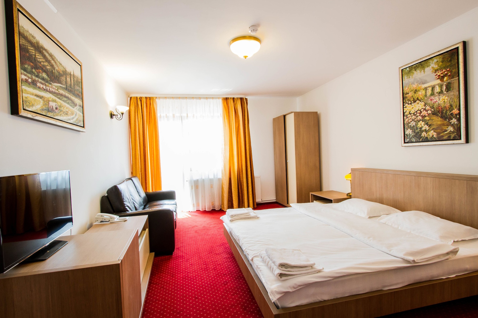 SUPERIOR, QUEEN BED