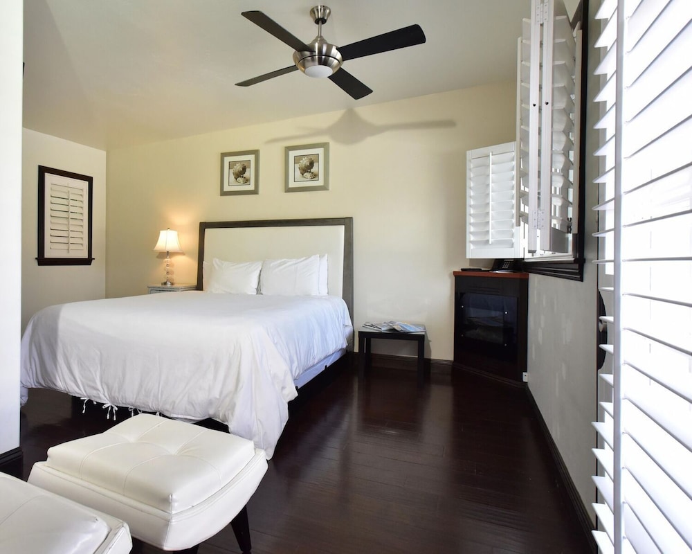 Malibu Country Inn 12/50