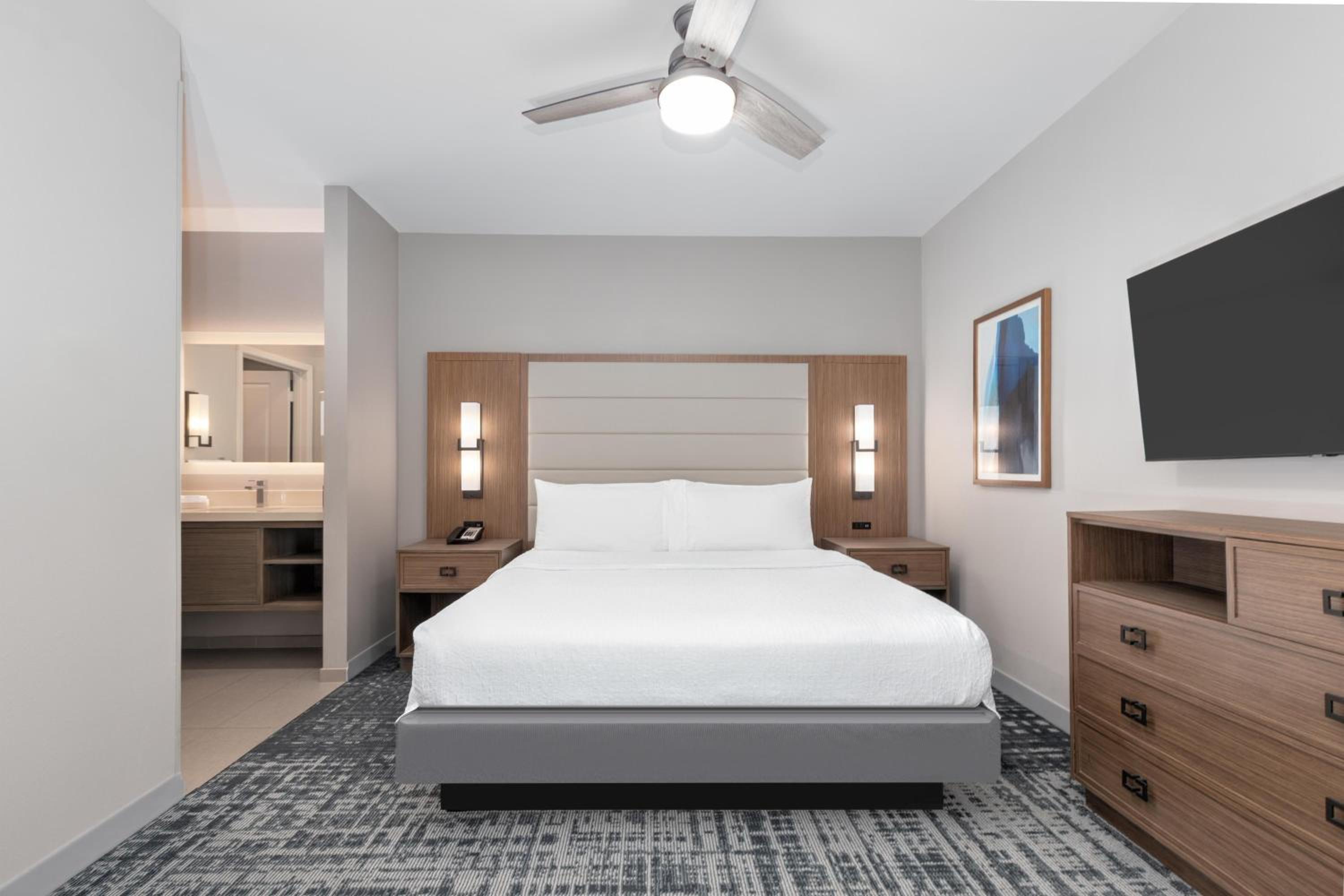 STUDIO, SUITE, KING BED, RESIDENT VIEW