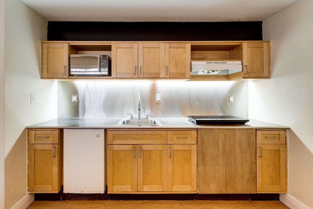 CREST Hotel & Suites 8/66
