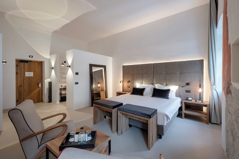 DELUXE, KING BED