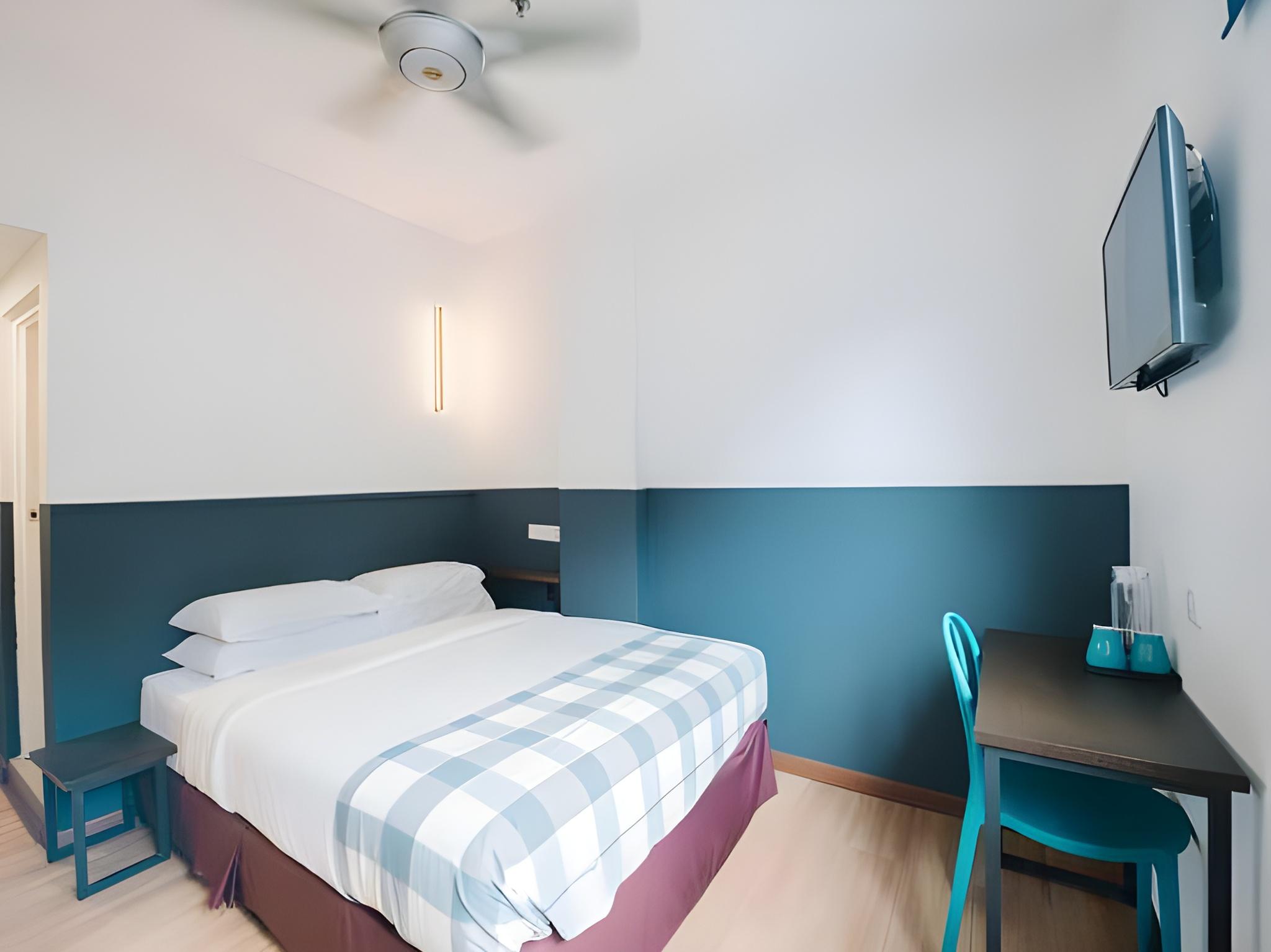 Standard, Queen Bed, No Window