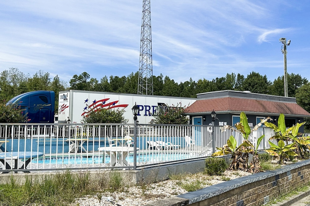 Executive Inn By OYO Ridgeway I-77 in RIDGEWAY - SC