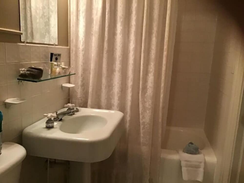 Brookview Manor Inn of the Poconos 49/51