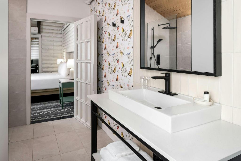 Suite, Queen Bed, Partial View
