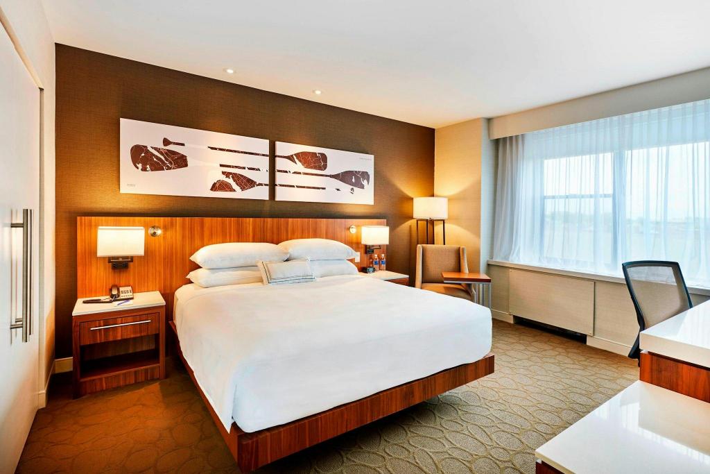 1 Bedroom, Suite, King Bed, Sofa, Balcony