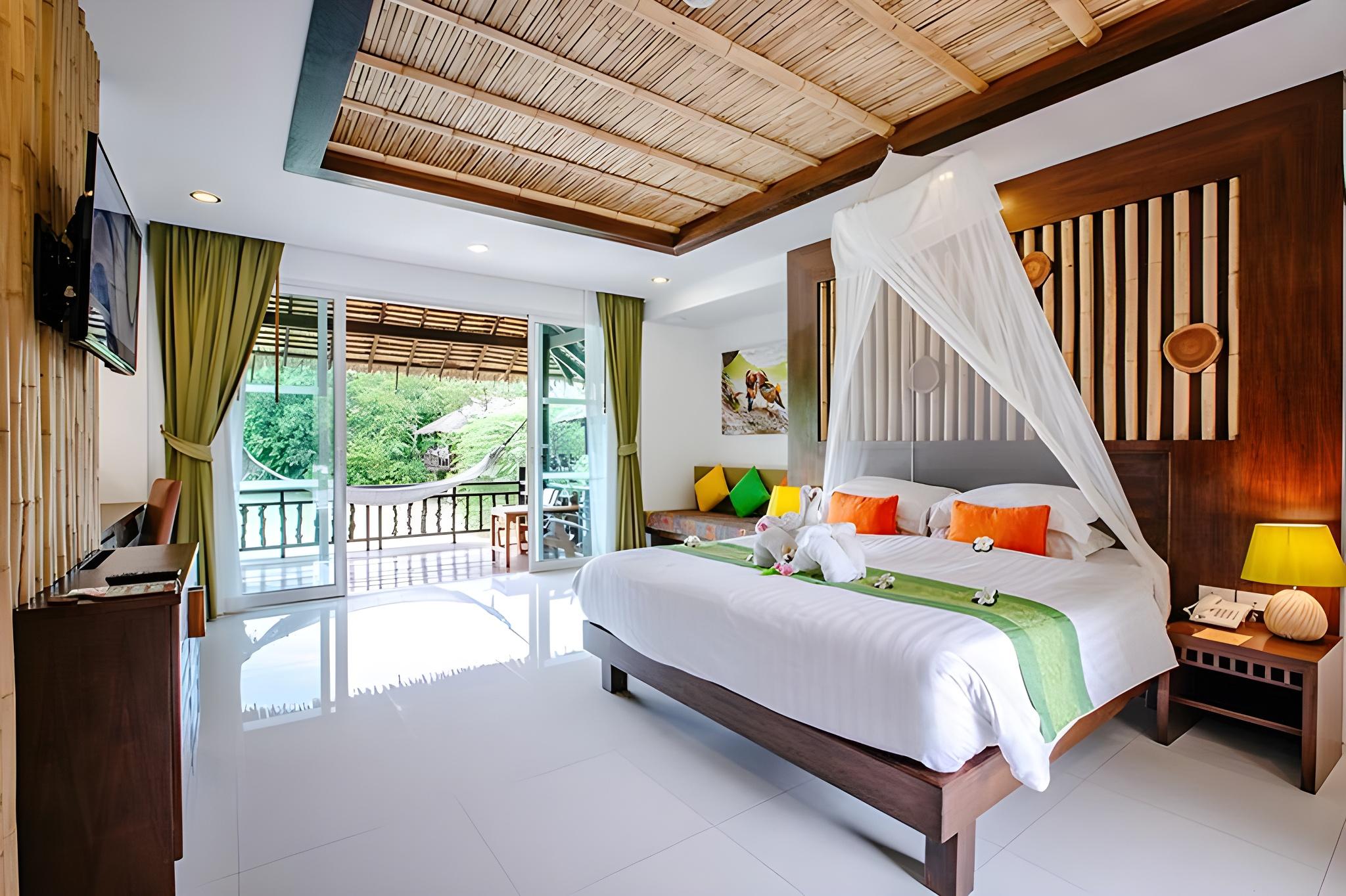 Grand, King Bed, Pond View