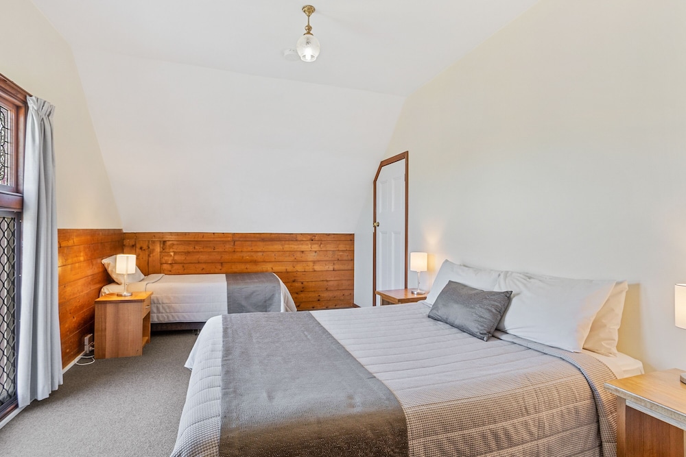 3 BEDROOMS, HOUSE, TWO STORY