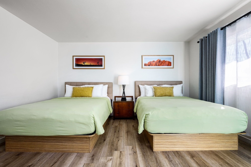 VINTAGE, MODERN, 2 QUEEN BEDS