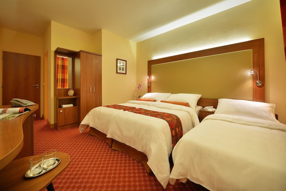 MAXIMILIAN LIFESTYLE RESORT 10/50