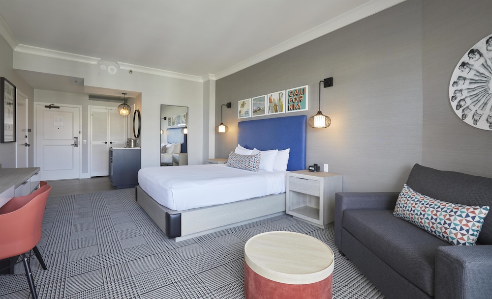 Tower, Huntington, King Bed, Partial Ocean View، The Waterfront Beach Resort, a Hilton Hotel 5/7