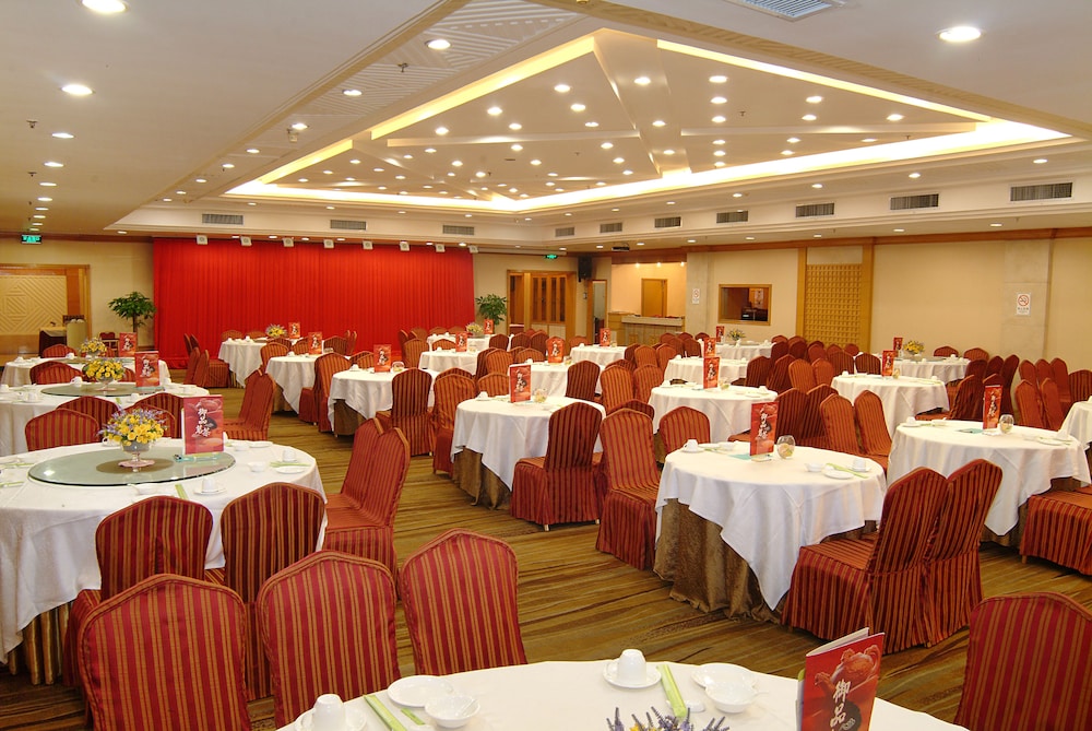 Guangdong Hotel (Sun Yat-sen Memorial Hall Station) 62/73