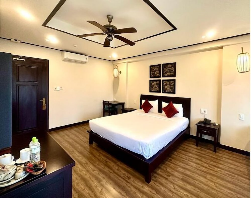 DELUXE, DOUBLE OR TWIN BED, CITY VIEW, BALCONY