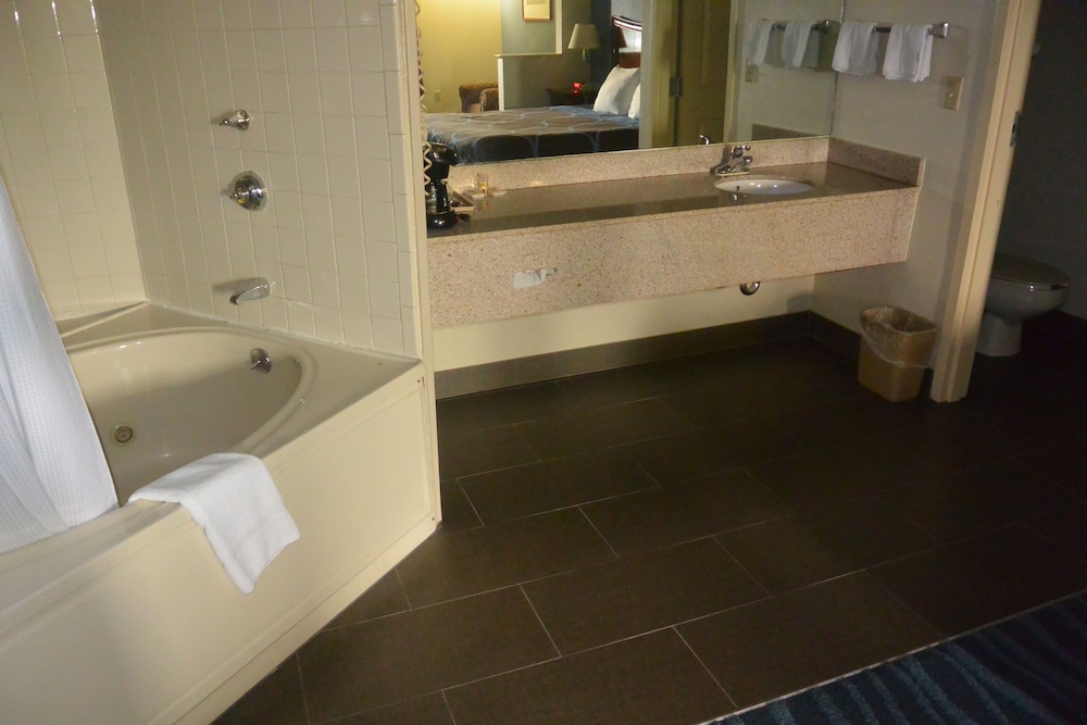 Days Inn By Wyndham Clarksville North 36/63