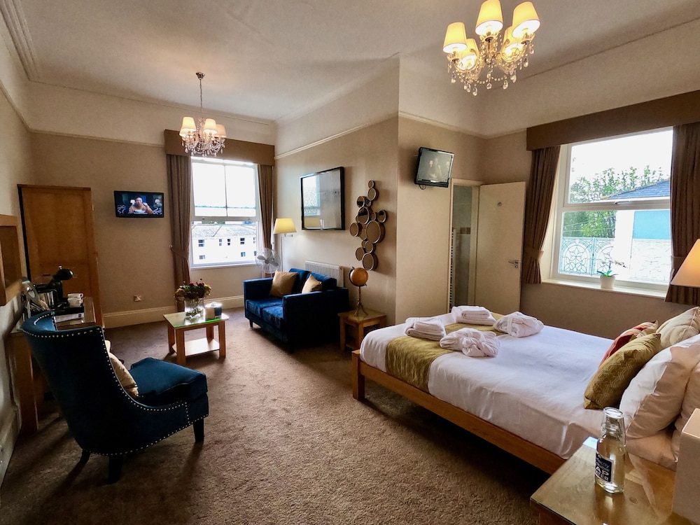 DELUXE, DOUBLE BED, POOL VIEW