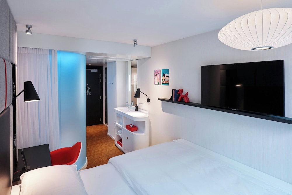 غرفة بسرير كينج في طابق مرتفع، CitizenM Paris Champs Elyses hotel 4/10