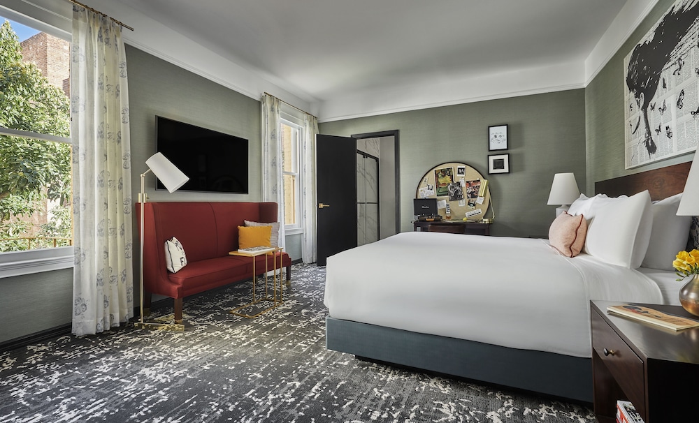 PREMIER, KING BED