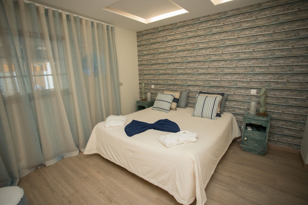 EXECUTIVE, SUITE