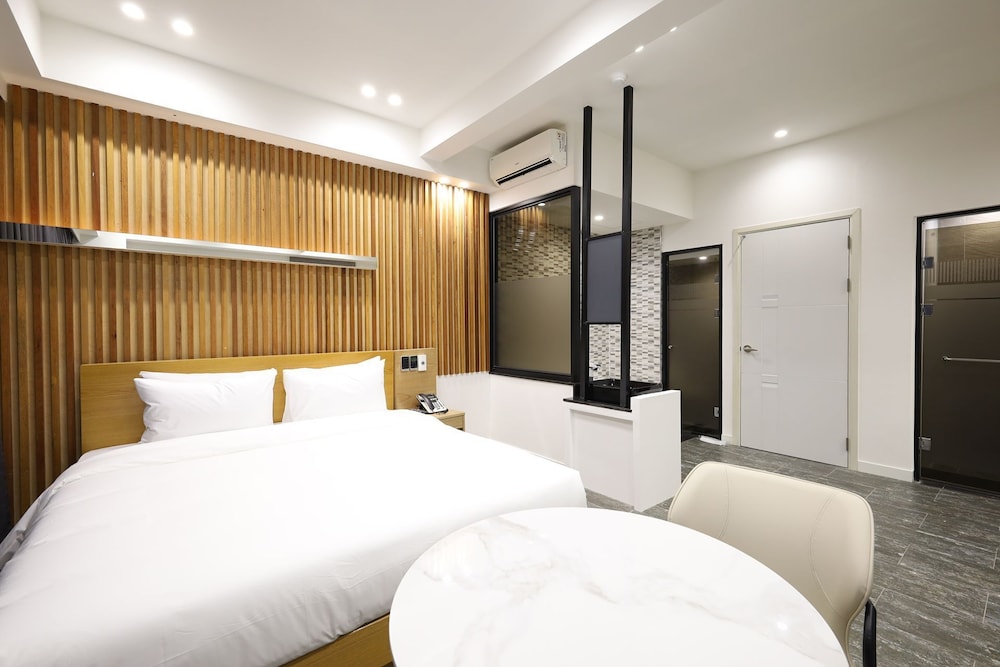 DELUXE, DOUBLE BED