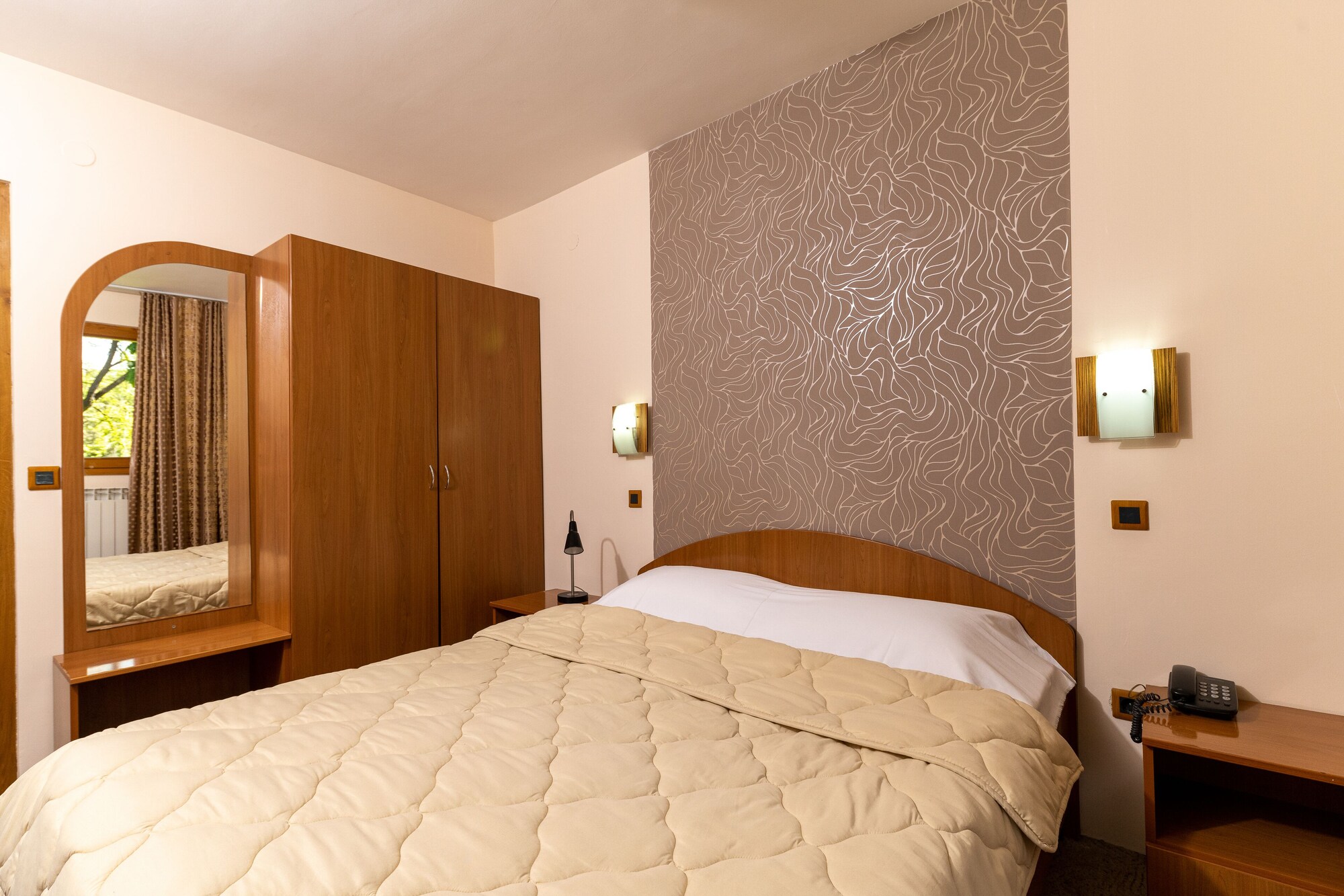 STANDARD, QUEEN BED