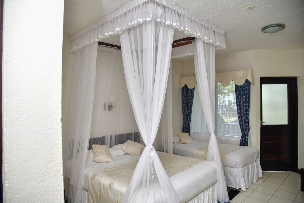 Northcoast Beach Hotel 8/50