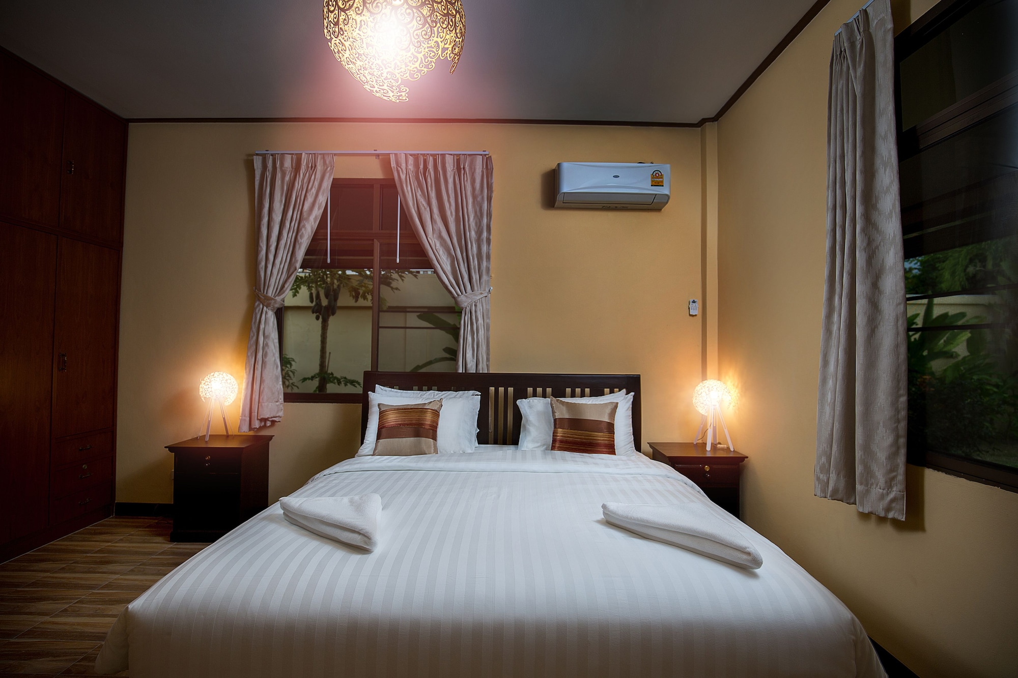 DELUXE, TWIN BEDS
