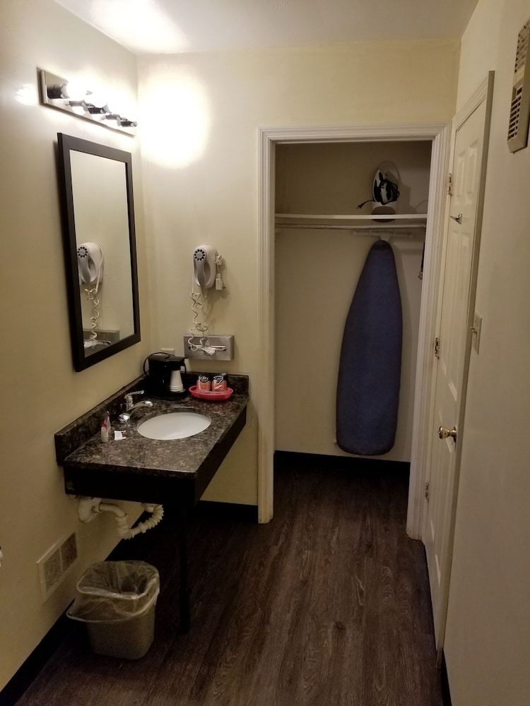 Great Lakes Inn and Suites 28/45