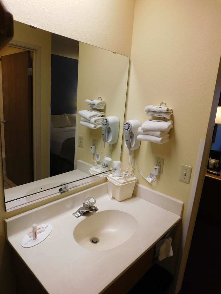 Days Inn by Wyndham Johnson Creek 31/33