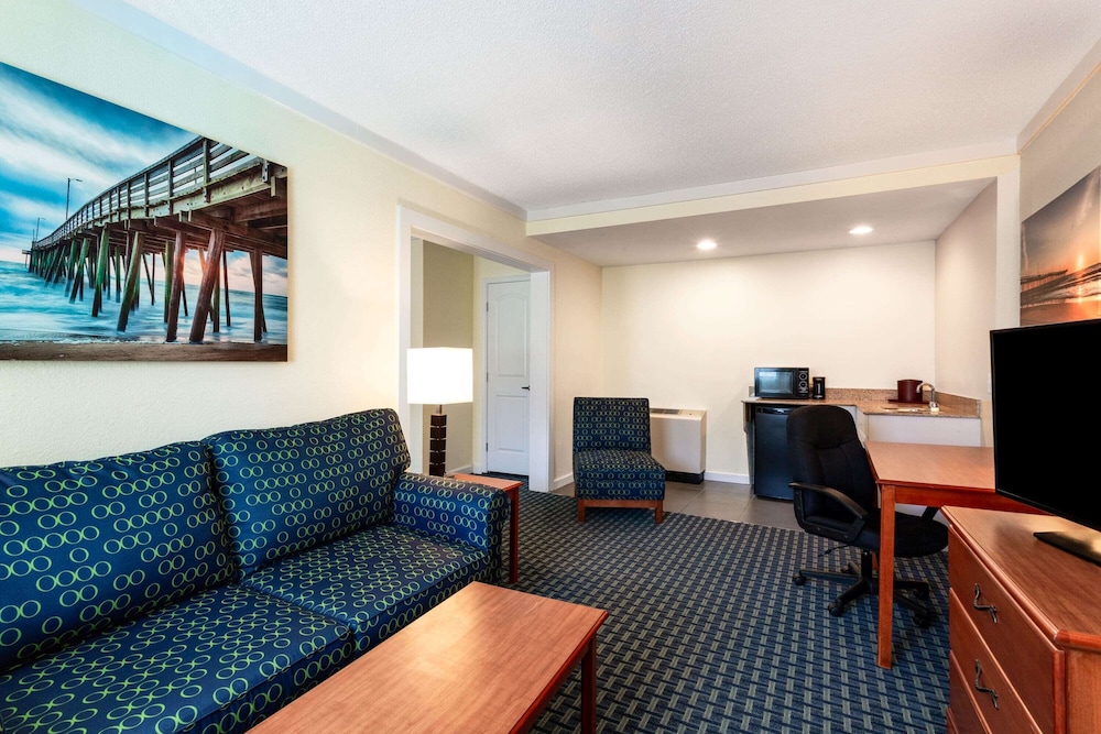Ramada By Wyndham Virginia Beach 23/37