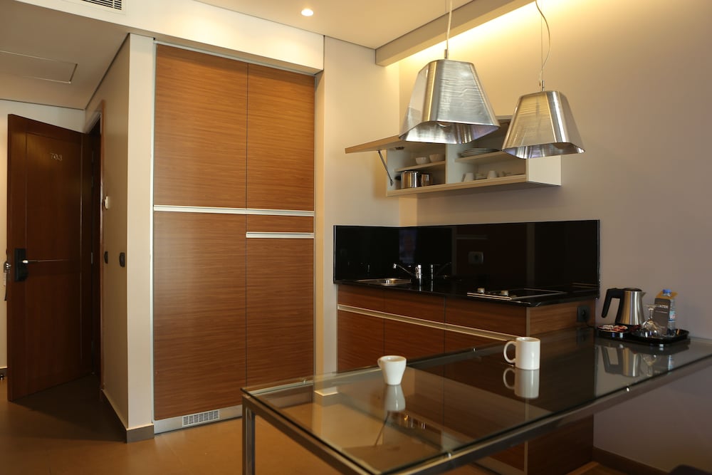 PARKTOWER SUITES 50/50