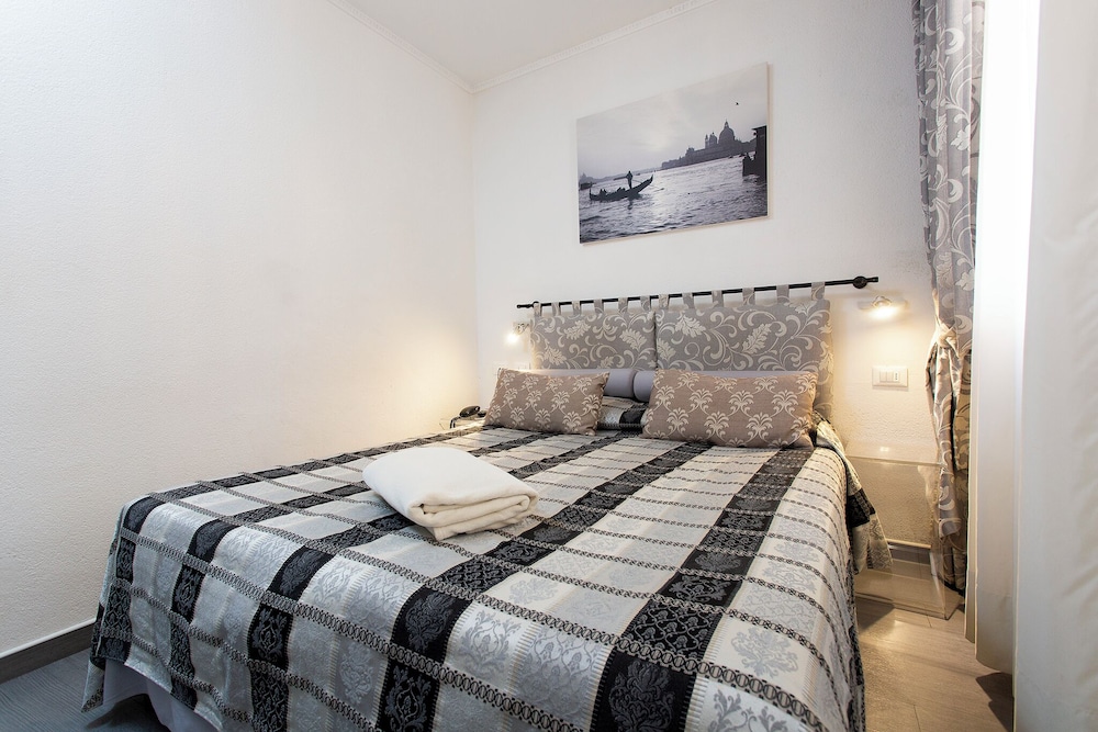 ROOM, DOUBLE BED