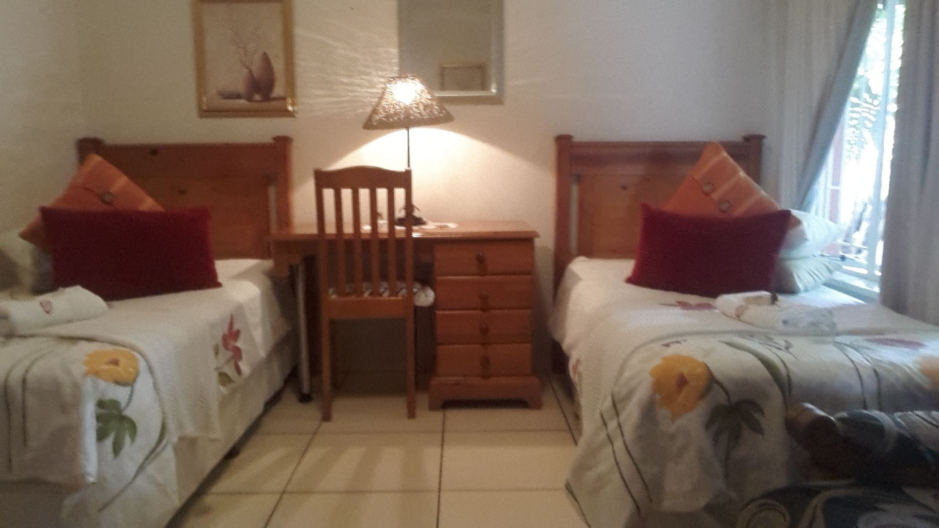 ROOM, TWIN BEDS