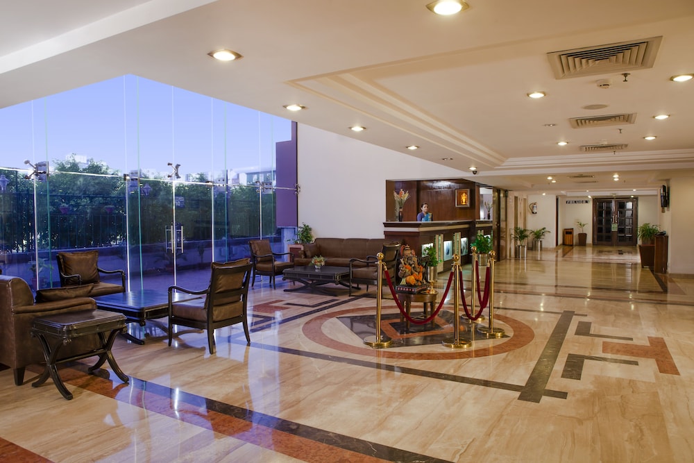 Le Lac Sarovar Portico 49/56