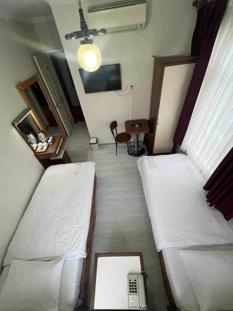 Headman Hotel 7/41