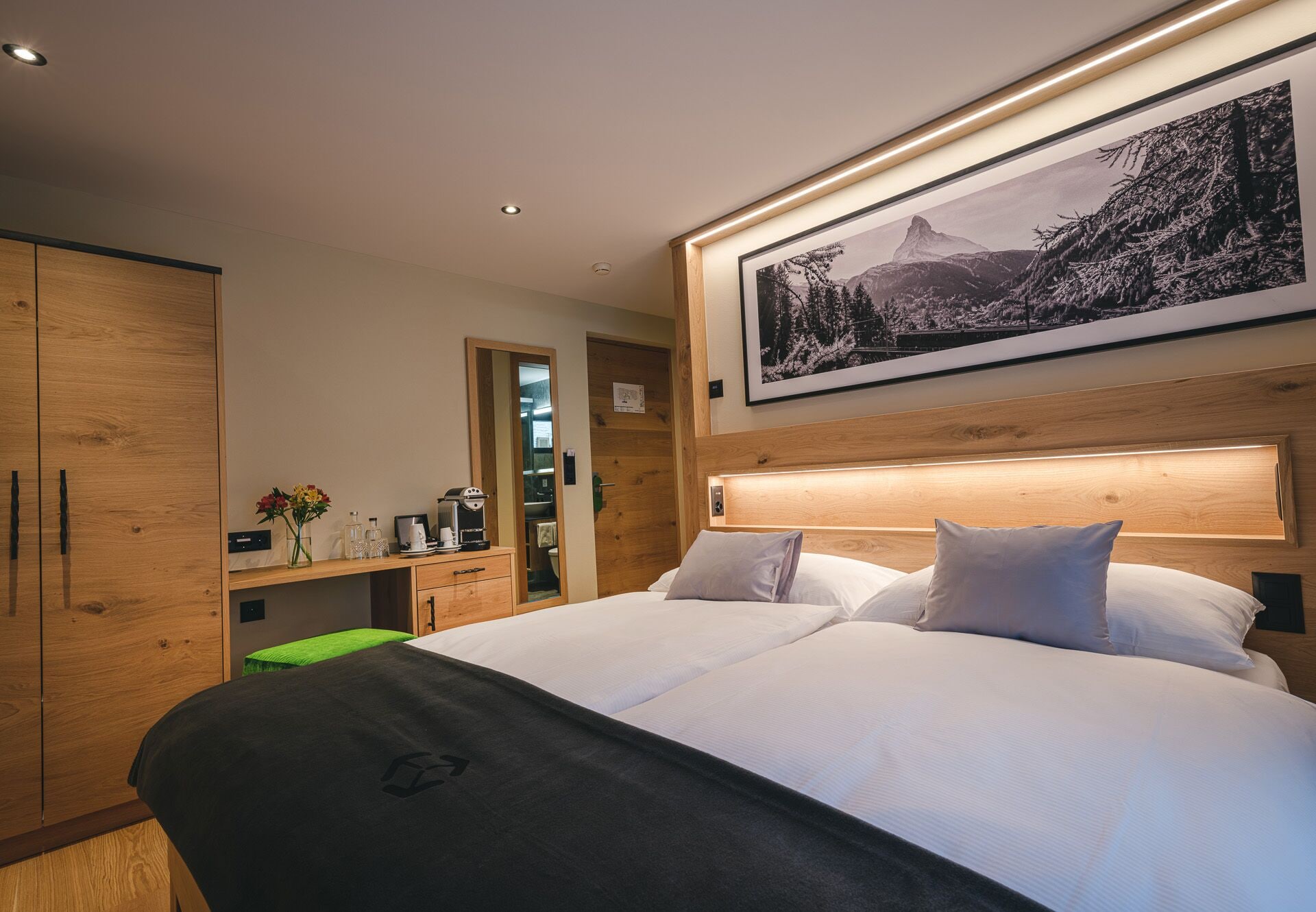 DELUXE, DOUBLE OR TWIN BED