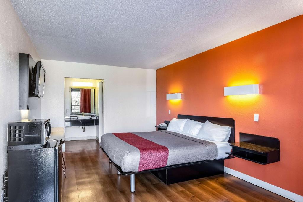 1 King Bed - Non-Smoking, Micfridge
