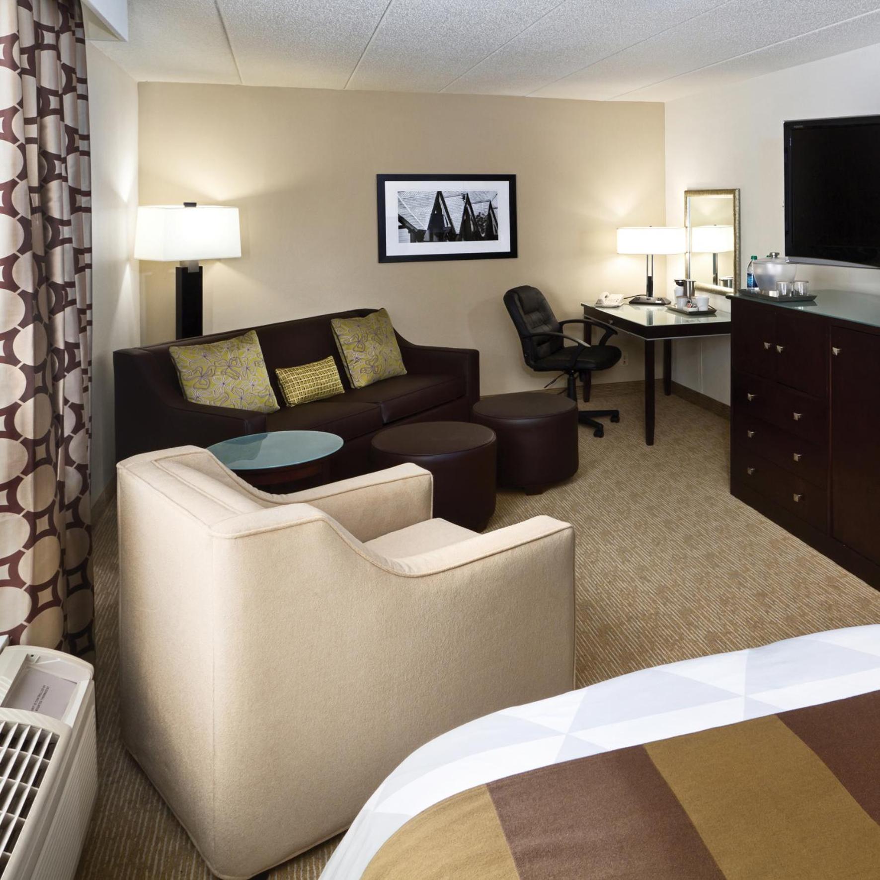 Suite, King Bed, Jetted Tub