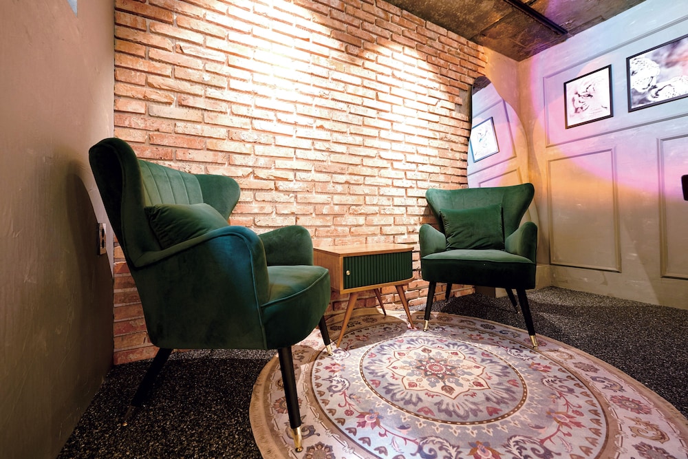 88 Hostel 35/49