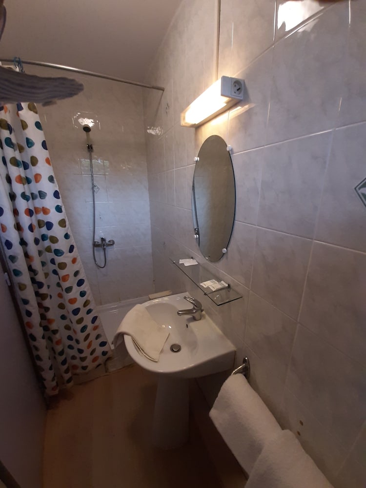 Court Inn and Suites 40/42