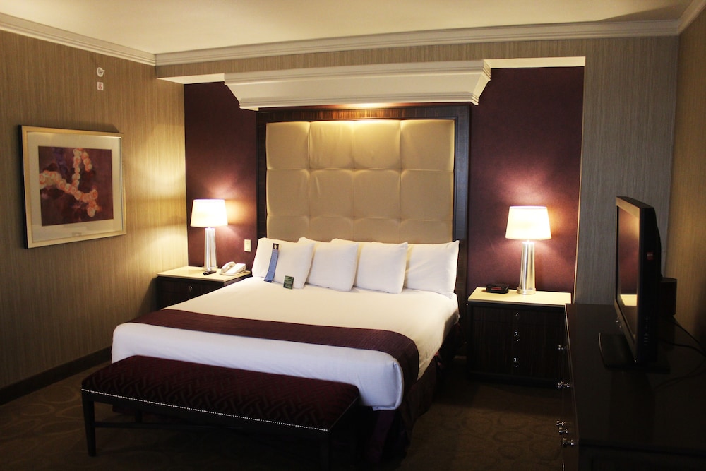 LUXURY, KING BED