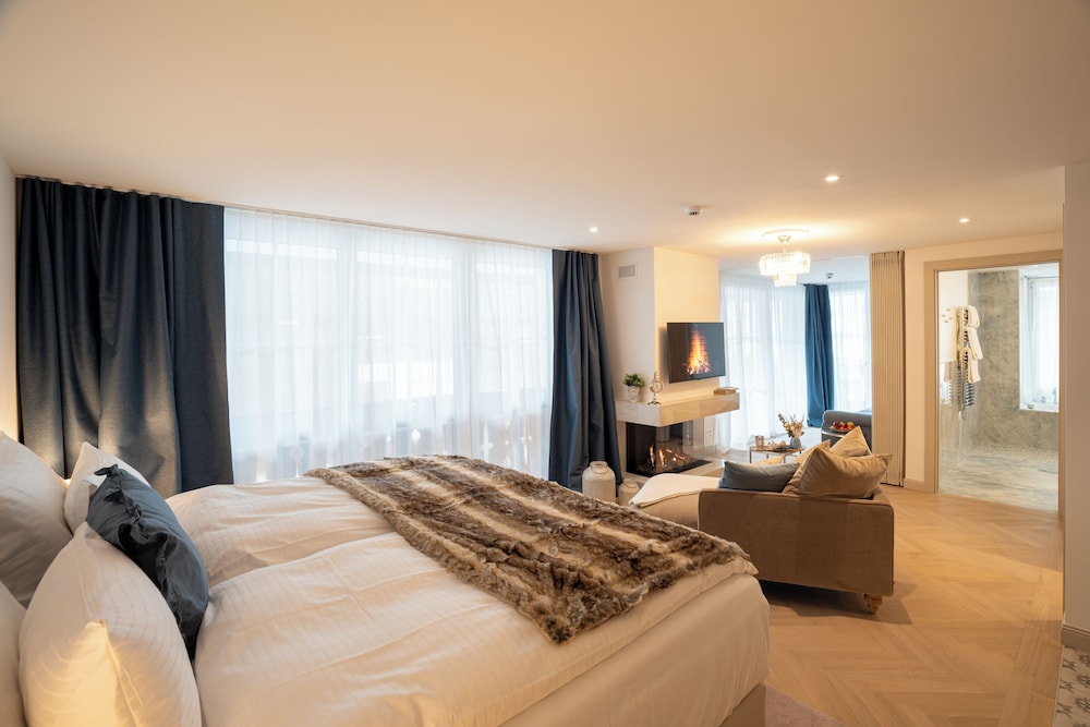 Junior Suite, King Bed, Garden View
